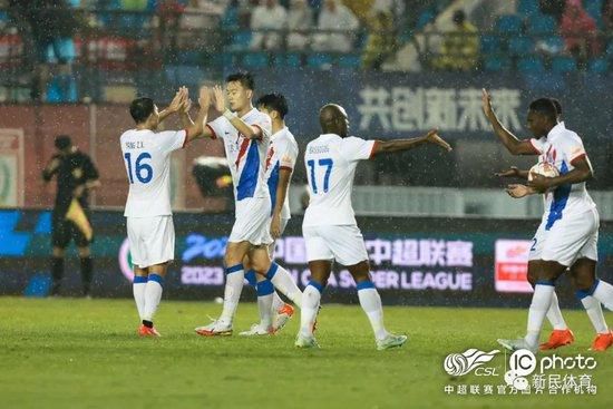“但由于他的转会身价以及球队眼下的状况他必须要出场更多时间，这对他来说不容易，但他已经轻松了很多。